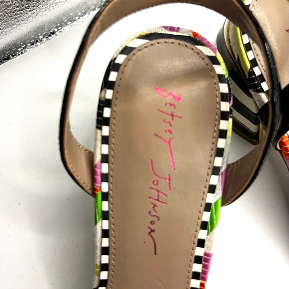 Women’s Multicolor Floral Accent Slide Sandal - Picture 3 of 11